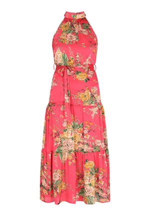 Virágos maxi ruha élénk rózsaszínben, nyakba akasztható dizájnnal, réteges szoknyával és derékra kötővel. Az anyag könnyűnek tűnik, sima textúrával.