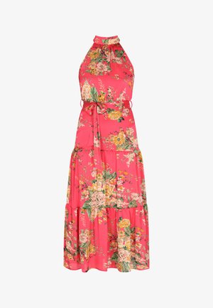 Blumenkleid im Maxistil in lebhaftem Pink, mit Halter-Neck-Design, ausgestattet mit einem gestuften Rock und einem Taillengürtel. Das Material scheint leicht und mit einer glatten Textur zu sein.