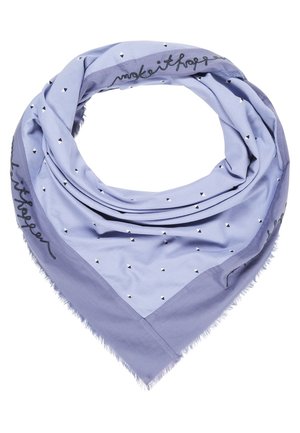 Vaalean violetti kolmiohuivi, jossa on pieniä mustavalkoisia timanttikuoseja ja mustaa kursiivitekstiä reunoilla.