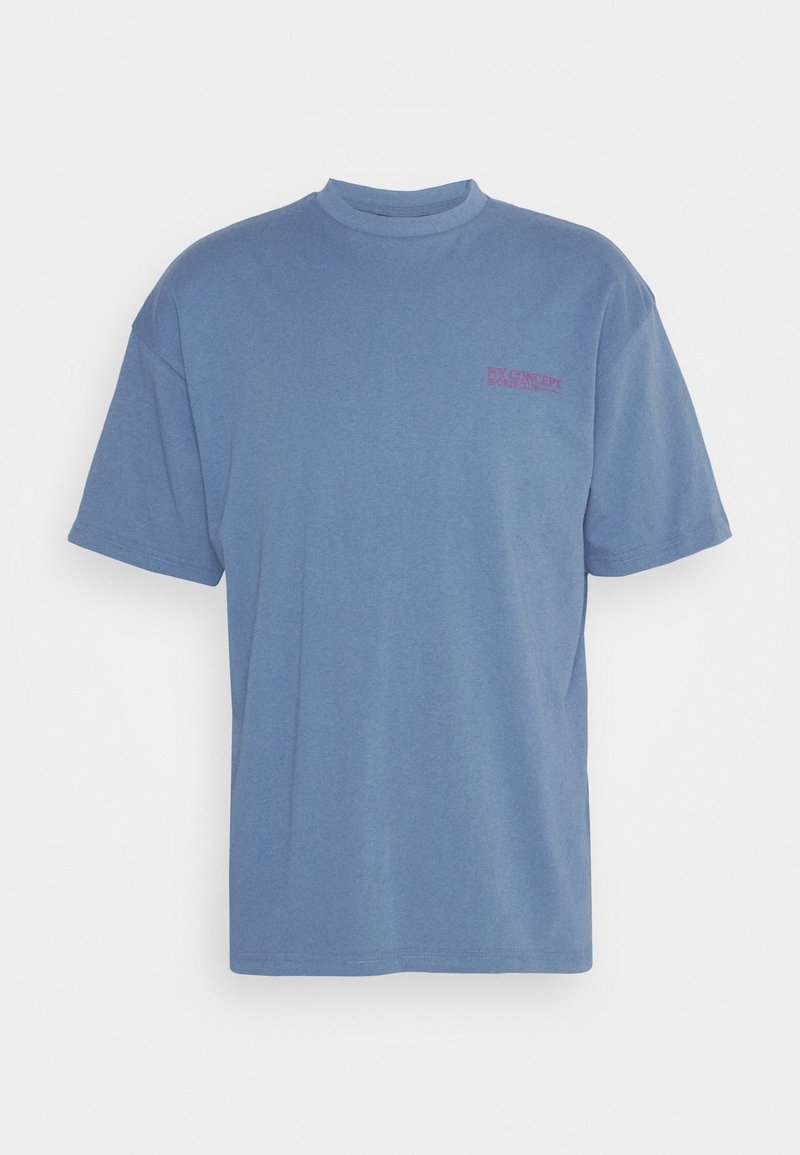 Modrá bavlněná trička s krátkým rukávem, kulatým výstřihem a malým růžovým logem na levé části hrudi. Hladký materiál a volný střih.