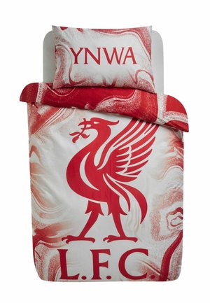 Bett mit rot-weißem Liverpool FC-Bettbezug und Kissen, auf dem der Liver-Bird und der Text "YNWA" zu sehen sind.