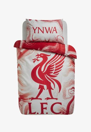 Bett mit rot-weißem Liverpool FC-Bettbezug und Kissen, auf dem der Liver-Bird und der Text "YNWA" zu sehen sind.