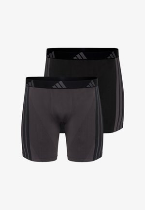 Twee paar zwarte en donkergrijze Adidas boxershorts met gebrande taillebanden en subtiele geventileerde patronen.