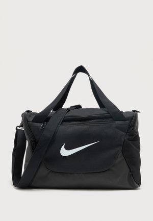 Bolsa de deporte negra Nike con logo swoosh blanco, asas dobles, correa de hombro ajustable, compartimentos con cremallera y bolsillo lateral de malla.