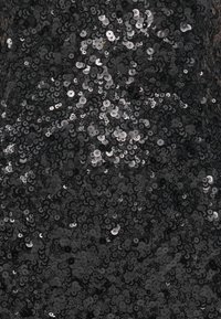 Juodos blizgučių audinys, kuriame daug mažų apvalių blizgučių sidabro ir juodos spalvų atspalviais, sukuriantis blizgančią ir tekstūruotą paviršių.