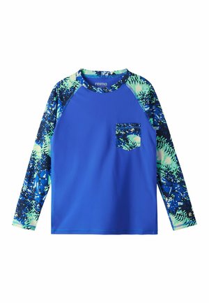 Langärmliges blaues Hemd mit gemusterten Ärmeln und Brusttasche mit blau-grün-schwarzem abstraktem Blattmuster.