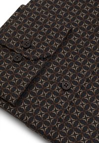 Koszula z guzikami wykonana z ciemnej, wzorzystej tkaniny w gwiazdki w kolorze beżowym i brązowym, o fakturowanej powierzchni i dwóch guzikach.