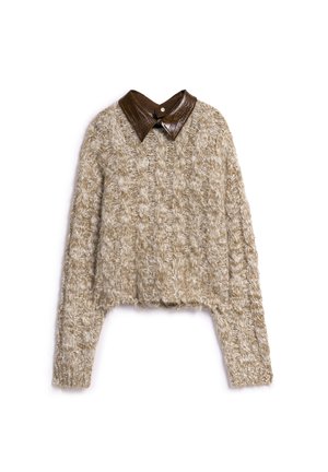 Maglione chunky beige a maniche lunghe con colletto a punta in pelle marrone scuro, posato su uno sfondo bianco.
