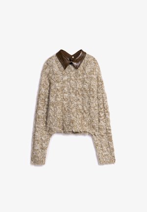 Maglione chunky beige a maniche lunghe con colletto a punta in pelle marrone scuro, posato su uno sfondo bianco.