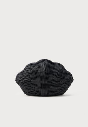 Schwarze Korbtasche in Muschelform mit gebogenem Oberteil und gewebter Textur auf einfarbigem Hintergrund.