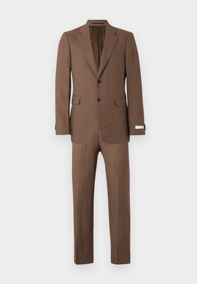 Brauner Leinenanzug mit Reverskragen, zwei Knöpfen und zwei Vordertaschen. Die Hose hat einen geraden Schnitt und eine subtile Textur.
