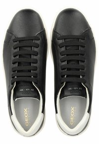 Sneakers in pelle nera con punta tondeggiante, superficie testurizzata, lacci neri e suole in gomma bianche; logo stampato sulle solette.