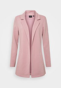 Jasnoróżowa marynarka z fakturowanej, prążkowanej tkaniny. Posiada klapy z wycięciem, otwarty przód oraz dwie boczne kieszenie.