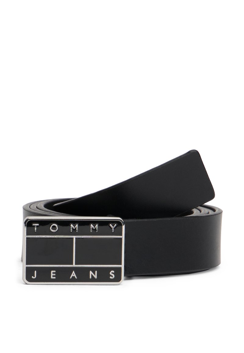 Μαύρη δερμάτινη ζώνη με ασημένια ορθογώνια αγκράφα που φέρει ανάγλυφα τα γράμματα "TOMMY" και "JEANS" σε κεφαλαία. Λείο υφή και κλασικός σχεδιασμός.