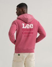 Felpa rosa con cappuccio, caratterizzata da grandi scritte bianche "Lee" e "Crayola" sulla schiena. Realizzata in tessuto morbido con polsini e bordo a costine.