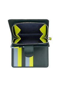 Groene leren portemonnee met een ritssluiting, met een gele en blauwe binnenkant, meerdere kaartsleuven en een gestructureerd ontwerp.