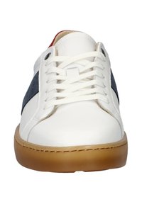 Baskets en cuir blanc avec des accents en daim bleu marine, bout rond, détails cousus et semelle en caoutchouc plate. Conception à lacets avec œillets en métal.