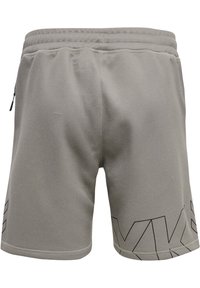 Pantalones cortos deportivos grises con un acabado texturizado, cinturilla elástica y un bolsillo de cremallera lateral. Presentan un patrón de logotipos negros a lo largo del dobladillo.