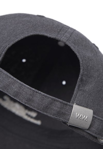 Juodas kepurė su tekstūruota medžiaga, išlenktu kraštu ir metaliniu reguliatoriumi su įspaudu "V.V.V.". Viduje matomi balti vėdinimo angos.