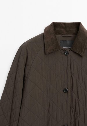 Veste matelassée marron avec un col en velours côtelé, ornée de boutons noirs et de coutures en forme de losange. Tissu texturé au fini lisse.