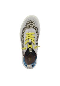 Sneakers w szarym zamszu w cętki lamparta, z żółwymi sznurówkami. Czarne skórzane akcenty na pięcie i niebieski detal z tyłu. Biała teksturowana podeszwa.