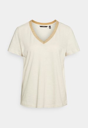 Kremowa koszulka z krótkim rękawem i dekoltem w serek, z metalicznym złotym obszyciem wokół dekoltu, pokazana na jednolitym jasnym tle.