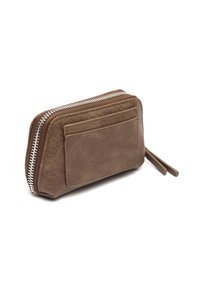 Rjava semiš torbica s srebrnim zadrgo, sprednja žep in dvema zadrgama, nagnjena na belih ozadju.