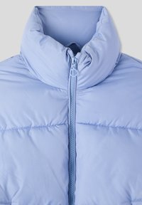 Jasnoniebieska kurtka puchowa z wysokim kołnierzem, zamkiem błyskawicznym z przodu i przeszytymi panelami dla lepszej izolacji. Gładka, błyszcząca faktura bez wzorów.