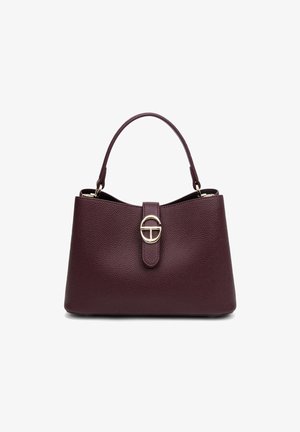 Bordeaux leren handtas met een gestructureerde afwerking, een bovenhandvat en een gouden hardware accent met een ronde sluiting op een centrale strap.