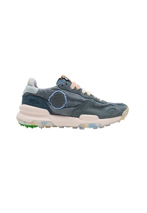 Zapatilla baja en azul y gris con cordones beige, parche circular texturizado y una suela gruesa de beige claro con detalles en azul y beige.
