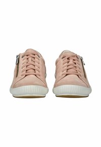Baskets en daim rose avec semelles en caoutchouc blanches, dotées d'un laçage à l'avant et de zips décoratifs sur les côtés. Texture lisse et forme arrondie.