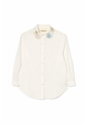 Camicia bianca a maniche lunghe con bottoni e colletto arrotondato con applicazioni di fiori in pizzo pastello nei colori rosa, oro, blu e bianco.