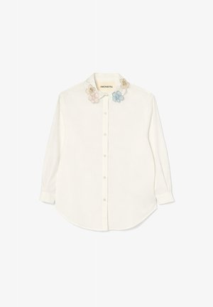 Biała koszula z długim rękawem zapinana na guziki, z zaokrąglonym kołnierzem, ozdobiona aplikacjami z koronkowych kwiatów w pastelowych kolorach różu, złota, niebieskiego i bieli.