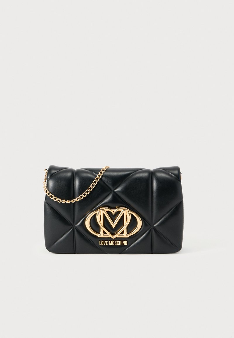 Μαύρη τσάντα από συνθετικό δέρμα με σχέδιο καπιτονέ, με χρυσή αλυσίδα και ευδιάκριτο χρυσό λογότυπο, λεία υφή με διαμάντι μοτίβο.