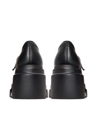 Pantofi platform din piele neagră, cu o textură netedă, vârf rotund și talpă groasă din cauciuc. Prezintă cusături minime și o construcție robustă.