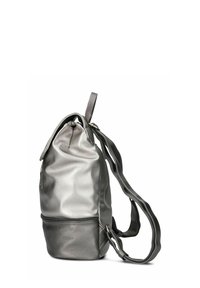 Sac à dos gris métallique avec une texture lisse, bretelle réglable et une fermeture par cordon. Comprend un compartiment inférieur zippé pour le rangement.