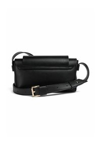 Borsa a spalla in pelle nera con patta arrotolata, tracolla regolabile e fibbia color oro. Texture liscia, forma rettangolare, design minimalista.