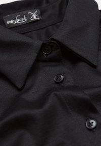 Schwarzes Poloshirt mit klassischem Kragen, drei schwarzen Knöpfen und einem glatt strukturierten Stoff mit einem dezenten Markenlabel.