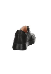 Chaussure en cuir noir avec un bout arrondi, des détails de couture simples et une semelle en caoutchouc avec un léger talon. Texture lisse et design minimal.