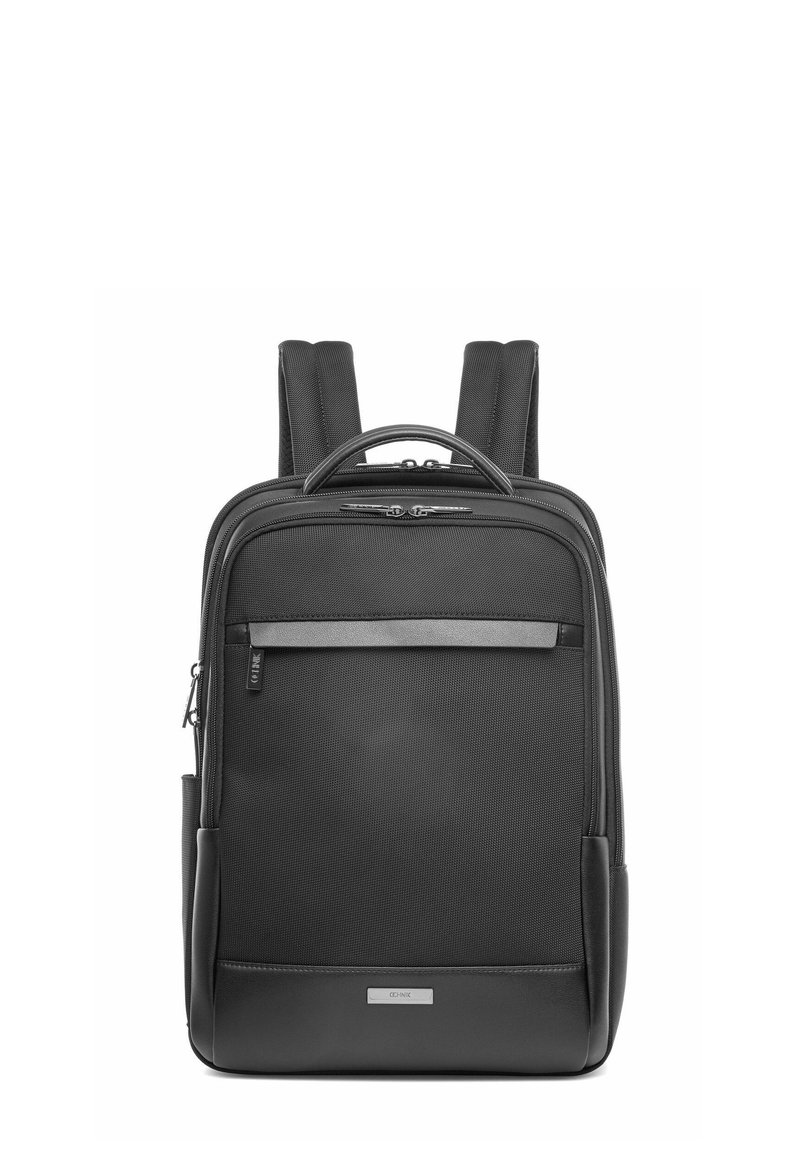 Czarny plecak z nylonu z wyściełanymi ramiączkami, dwoma zamykanymi na zamek kieszeniami, przednią kieszenią oraz eleganckim skórzanym dnem z metalowym akcentem.