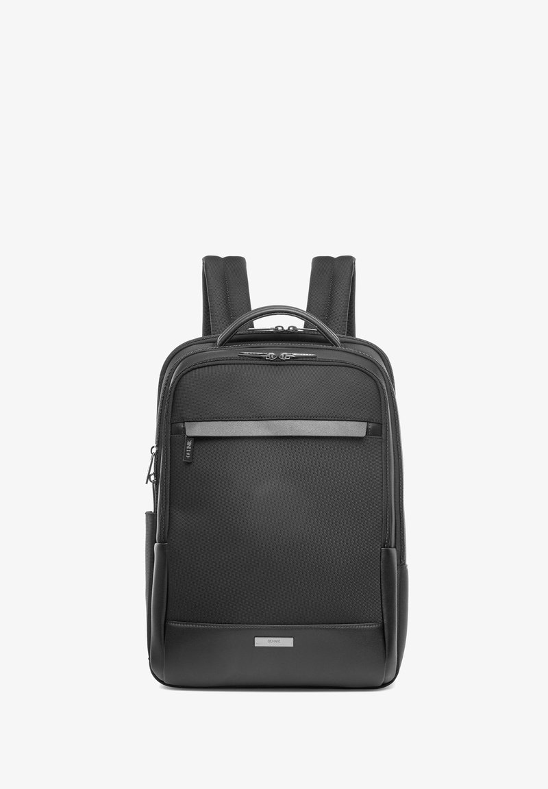 Czarny plecak z nylonu z wyściełanymi ramiączkami, dwoma zamykanymi na zamek kieszeniami, przednią kieszenią oraz eleganckim skórzanym dnem z metalowym akcentem.