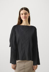 Schwarze, strukturierte Bluse mit weitem Ausschnitt und langen Ärmeln. Verfügt über ein zerknittertes Stoffdesign und eine lockere Passform. Schlichte und elegante Silhouette.