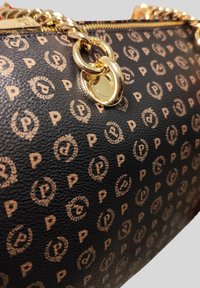 Borsa a tracolla in pelle nera con texture, caratterizzata da un motivo embossato di loghi "P" dorati circondati da ghirlande di alloro, con una tracolla e dettagli in oro.