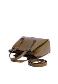 Bolso de piel sintética de color verde oliva con correa de hombro ajustable, dos asas, cierre de cremallera y acentos negros contrastantes.