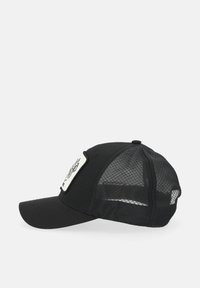 Cappellino nero con visiera curva, retro in rete e una patch bianca con un design sulla parte anteriore. Materiale in tessuto con una forma strutturata.