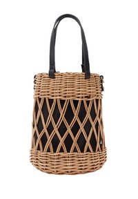 Borsa a rete intrecciata con corpo in rattan beige e interno in tela nera, dotata di manici in pelle nera e un design a motivo diamante aperto.