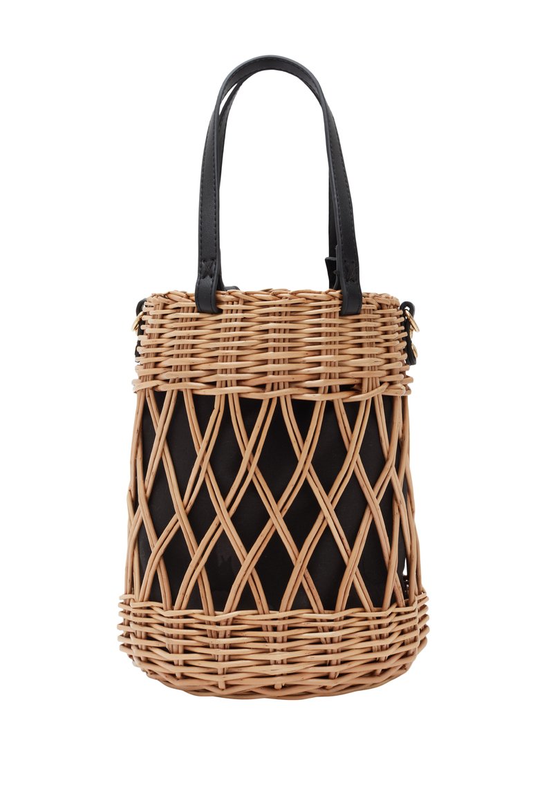 Borsa a rete intrecciata con corpo in rattan beige e interno in tela nera, dotata di manici in pelle nera e un design a motivo diamante aperto.