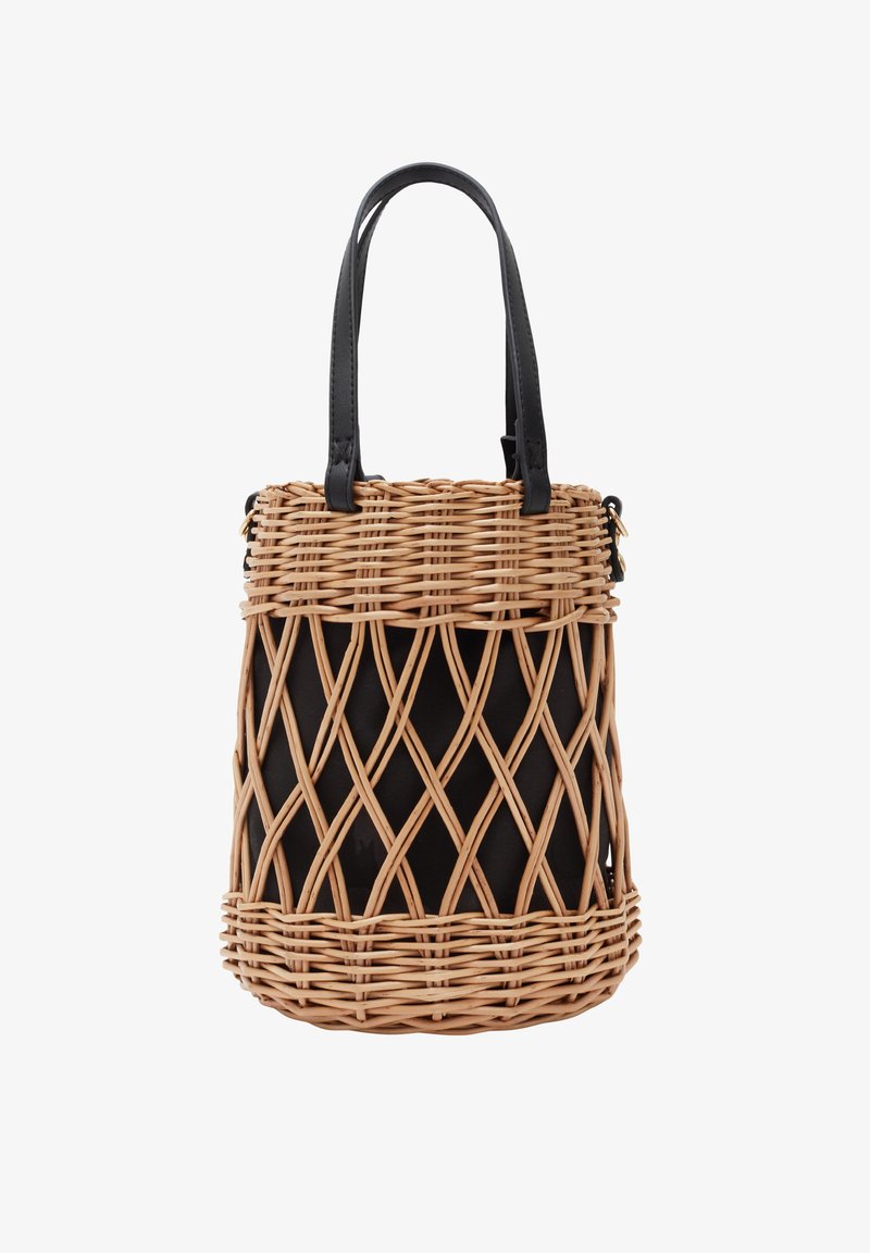 Wiklinowa torba koszykowa o brązowym korpusie z wikliny i czarnym wnętrzu z płótna, z czarnymi skórzanymi uchwytami i otwartym wzorem w diamenty.