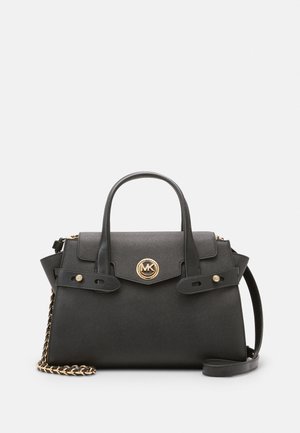 Zwarte leren handtas met goudkleurige hardware. Heeft een gestructureerde vorm, bovenhandvatten, verstelbare schouderriem en logodetail. Gladde textuur.