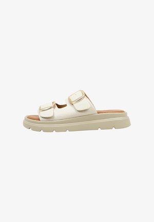 Sandale blanche à enfiler avec deux brides réglables dotées de boucles dorées et une semelle beige épaisse.